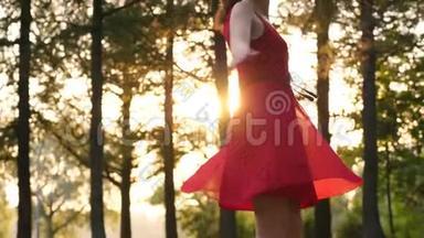 快乐的微笑女人，穿着红色的<strong>裙子</strong>，穿着透明的<strong>裙子</strong>跳舞，转身